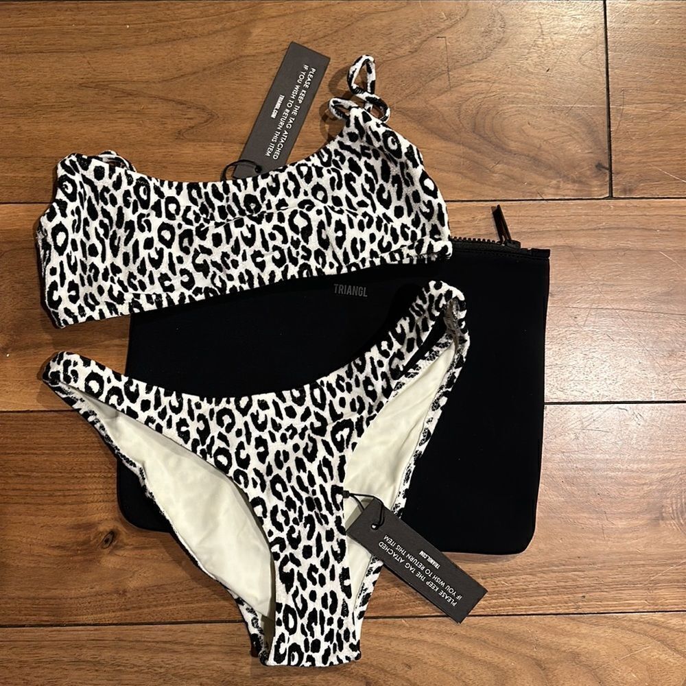TRIANGL MICA CHEEKY POWDER VELVET BLACK WHITE NEW WITH TAGS + BAG